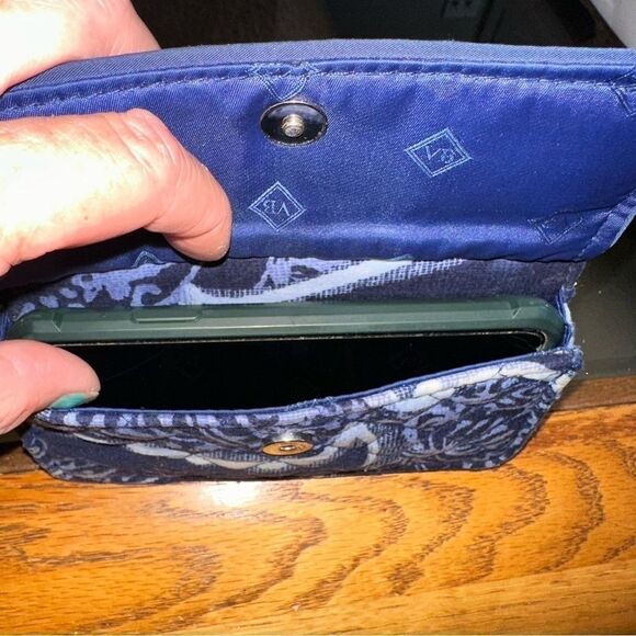 Vera Bradley quilted wristlet RFID wallet/phone - Picture 3 of 6